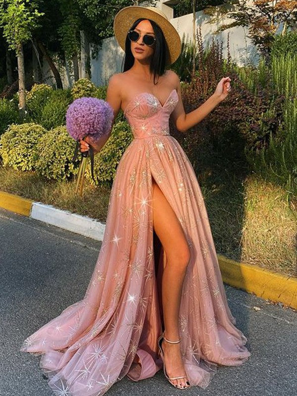 A-Line/Princess Sleek Glittering Sparkle Sweep/Brush Train Sweetheart Applique Sleeveless Tulle Dresses