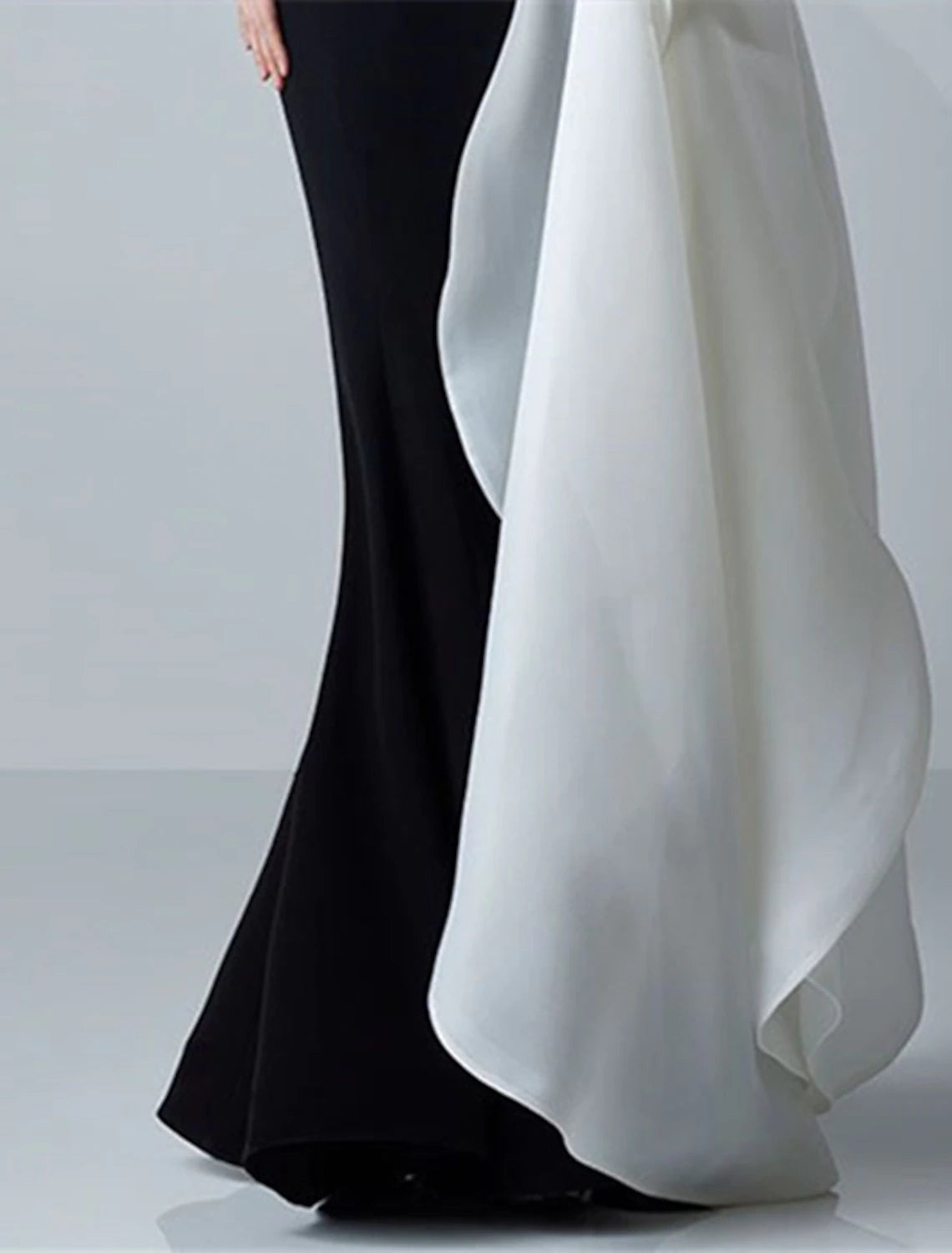Sheath Mermaid Wedding Guest Dress Floor Length Jewel Neck Evening Gown Long Sleeve Satin Long Prom Dress with Appliques