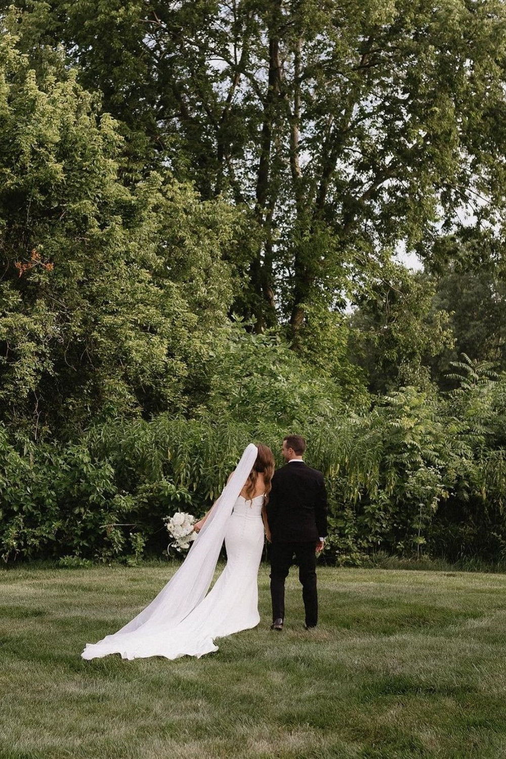 Elegant Off The Shoulder Wedding Dress Mermaid Bridal Dress With Sweep Train Simple Bridal Gown