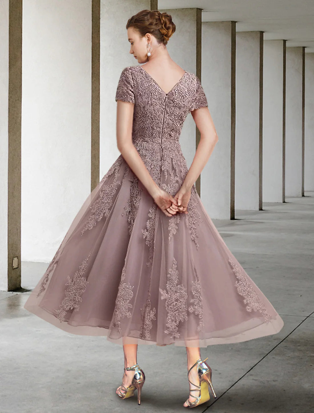 A-Line Mother of the Bride Dress Elegant Jewel Neck Tea Length Lace Tulle Short Sleeve with Appliques Beautiful