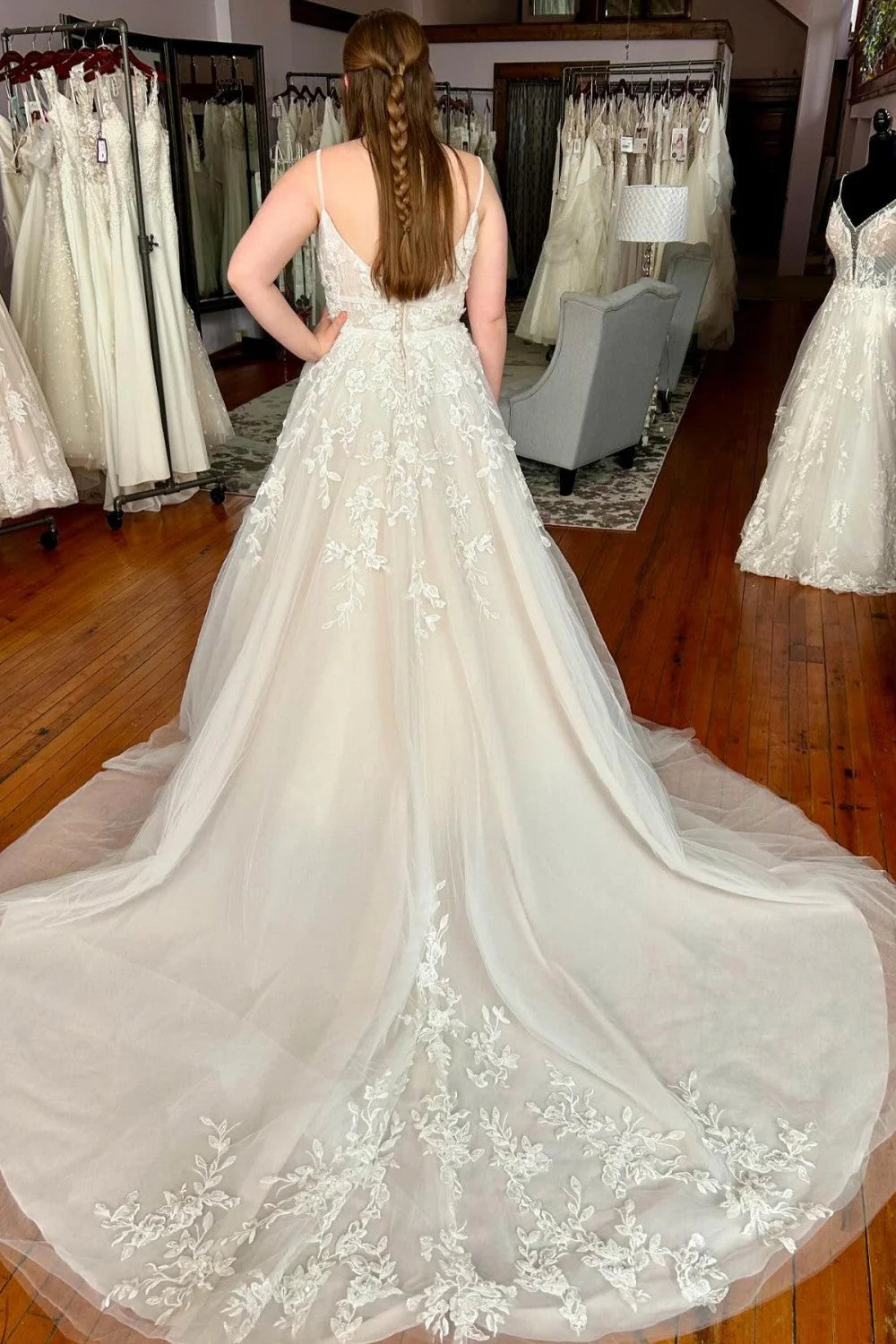 Ivory Spaghetti Straps Wedding Dress Lace Appliques Bridal Dress V-neck Floor Length