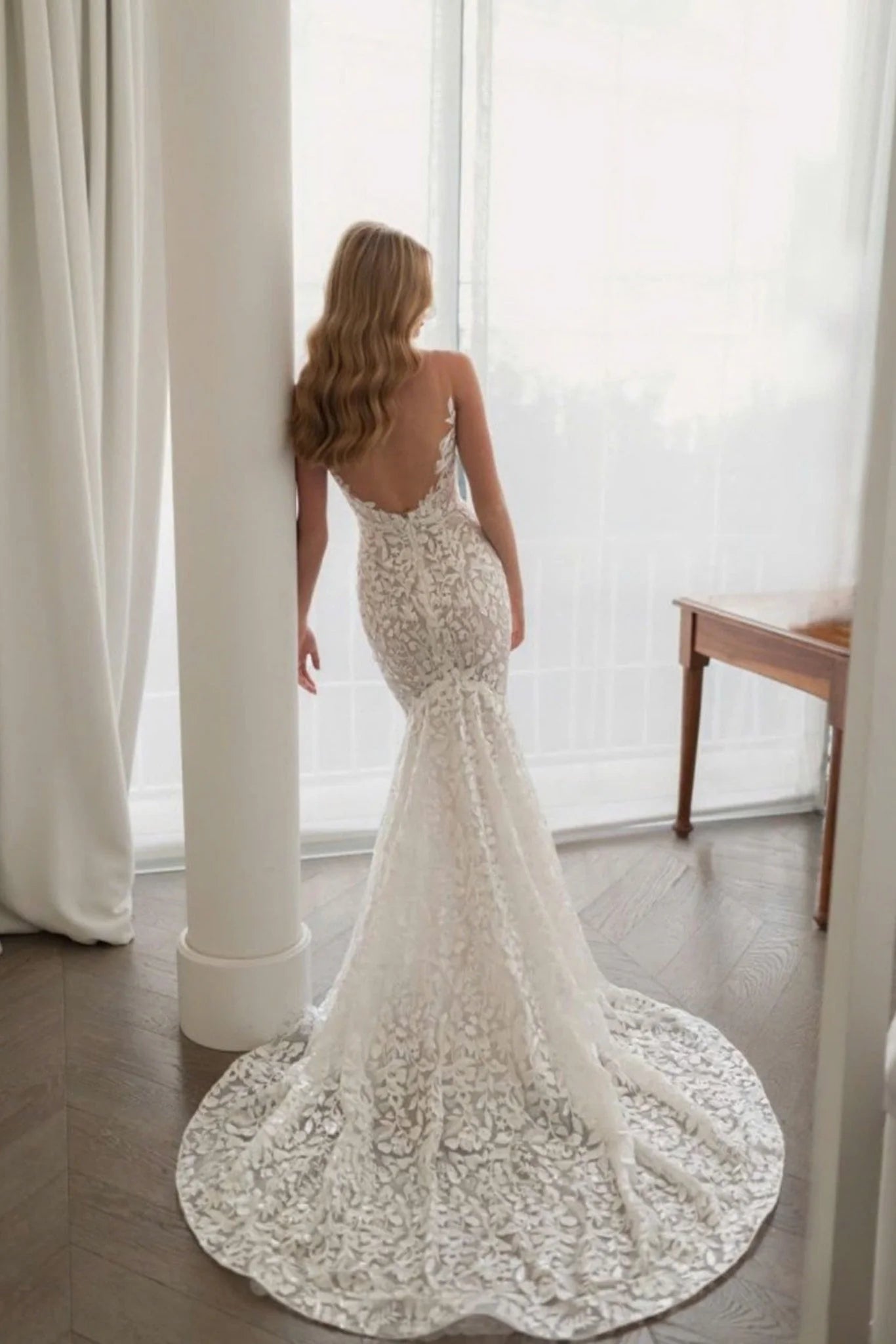 Elegant Spaghetti Straps Mermaid V-neck Wedding Dress Lace Appliques Bridal Dress With Sweep Train