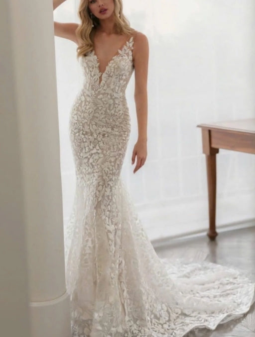 Elegant Spaghetti Straps Mermaid V-neck Wedding Dress Lace Appliques Bridal Dress With Sweep Train