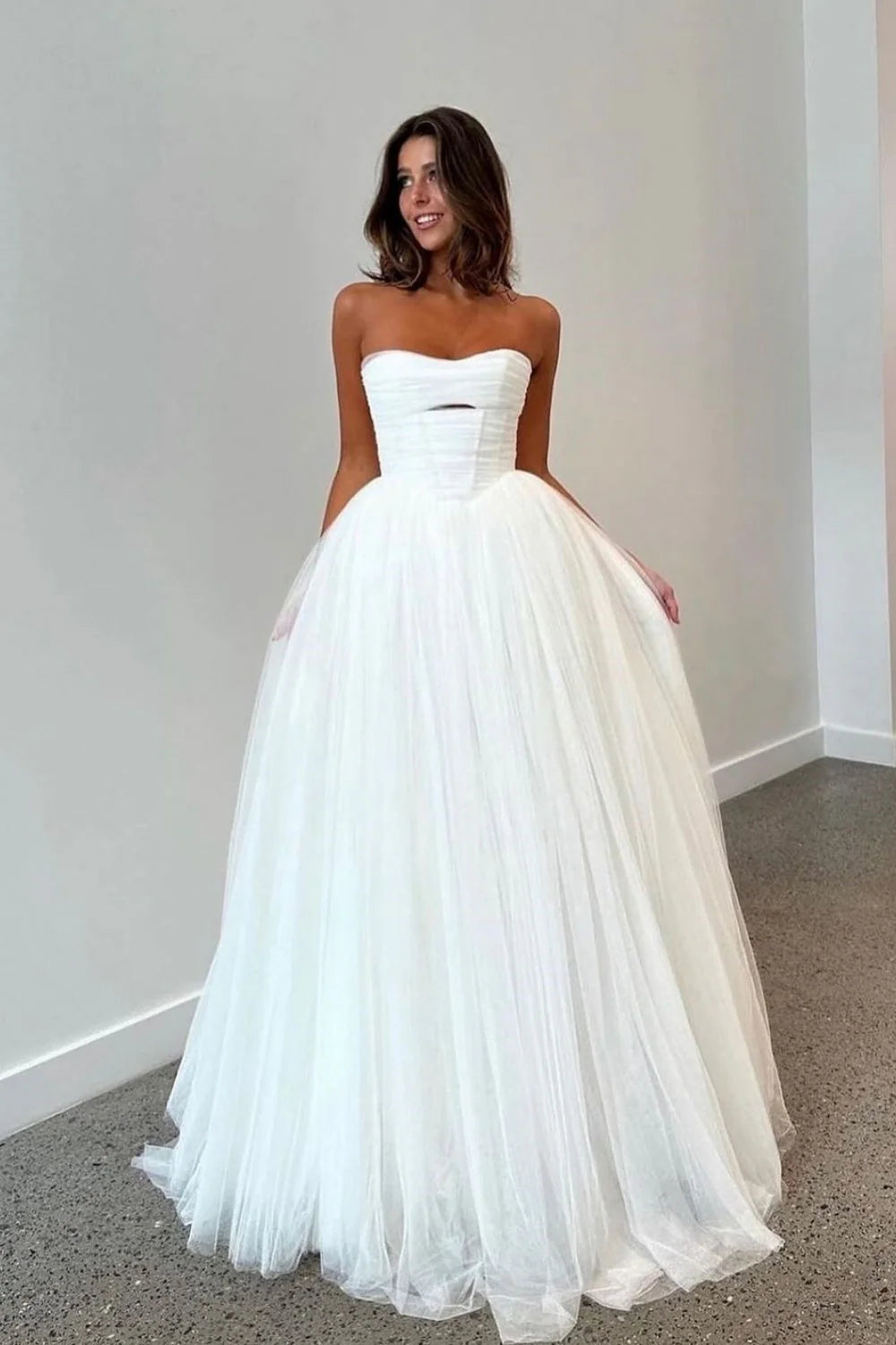 Strapless Wedding Dress Ball Gown Corset Tulle Bridal Dress With Sweep Train Off Shoulder Solid Color