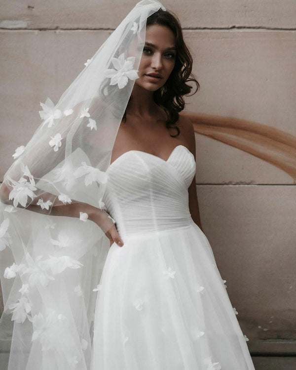 Romantic A-line Sweetheart Sleeveless White Tulle Modest Floral Wedding Dress Beautiful