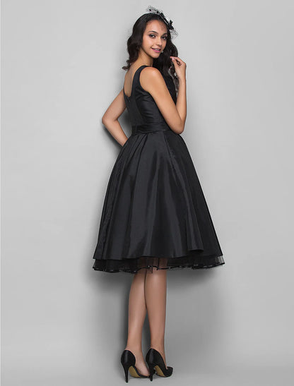 A-Line Cocktail Black Dress Plus Size Vintage Dress Halloween Wedding Guest Knee Length Sleeveless V Neck Taffeta with Pleats