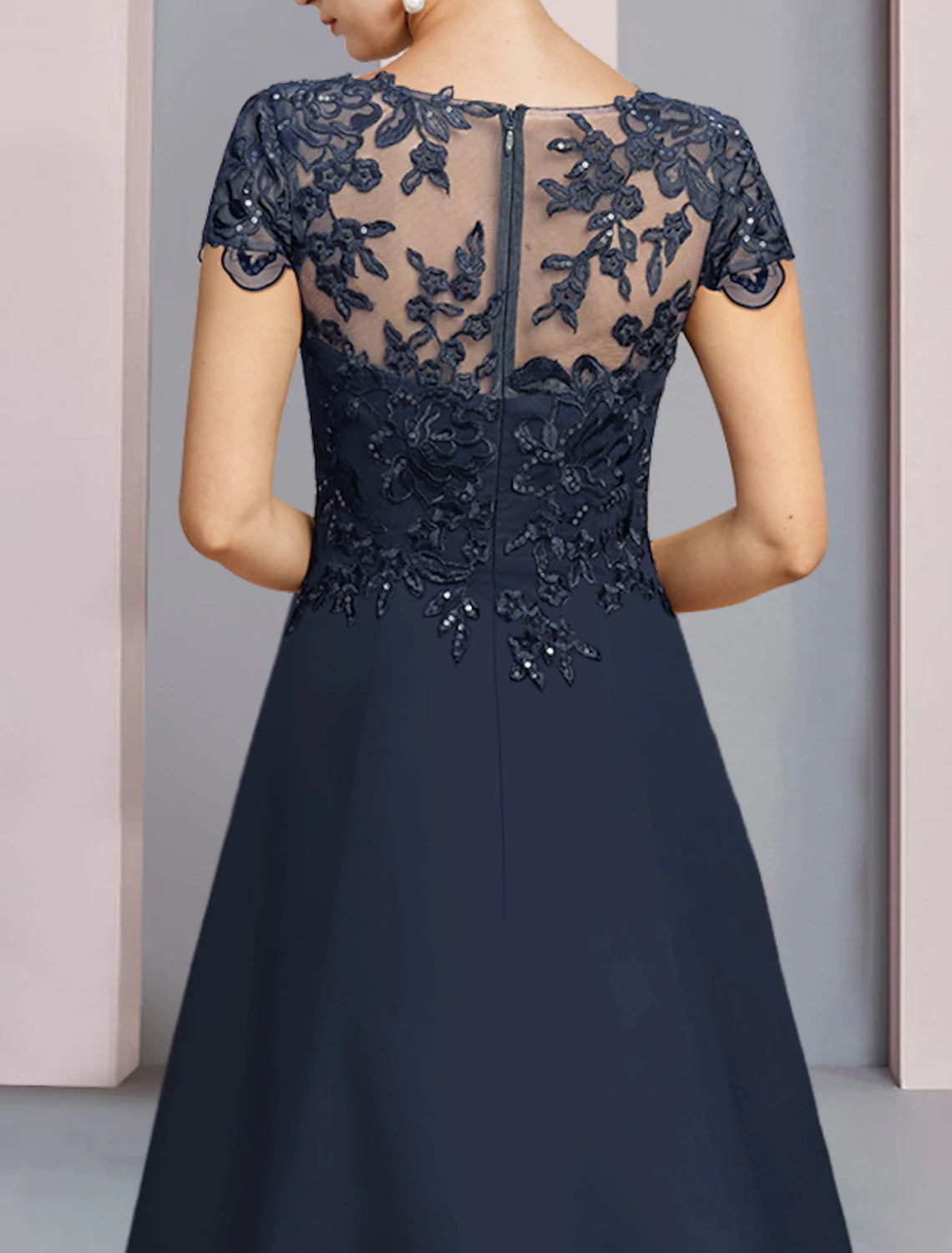 A-Line Mother of the Bride Dress Formal Wedding Guest Elegant Party Scoop Neck Sweep / Brush Train Satin Lace Short Sleeve with Sequin Appliques