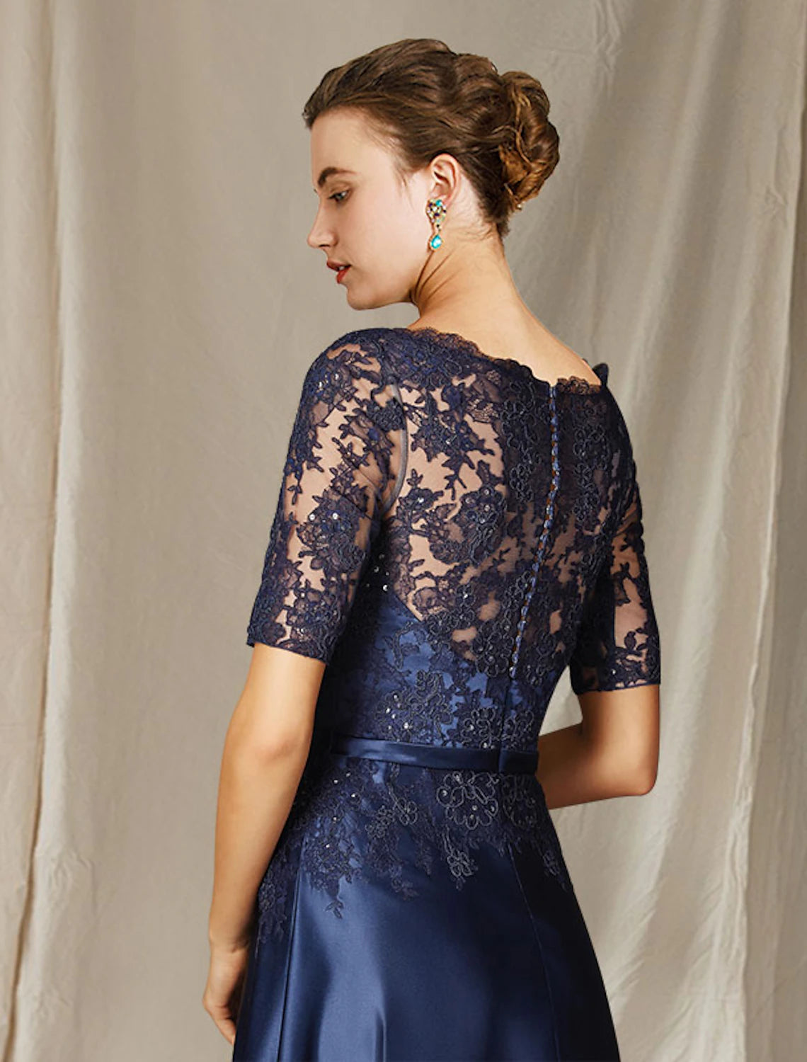 A-Line Mother of the Bride Dress Elegant Plus Size Jewel Neck Floor Length Lace Charmeuse Short Sleeve with Bow(s) Appliques