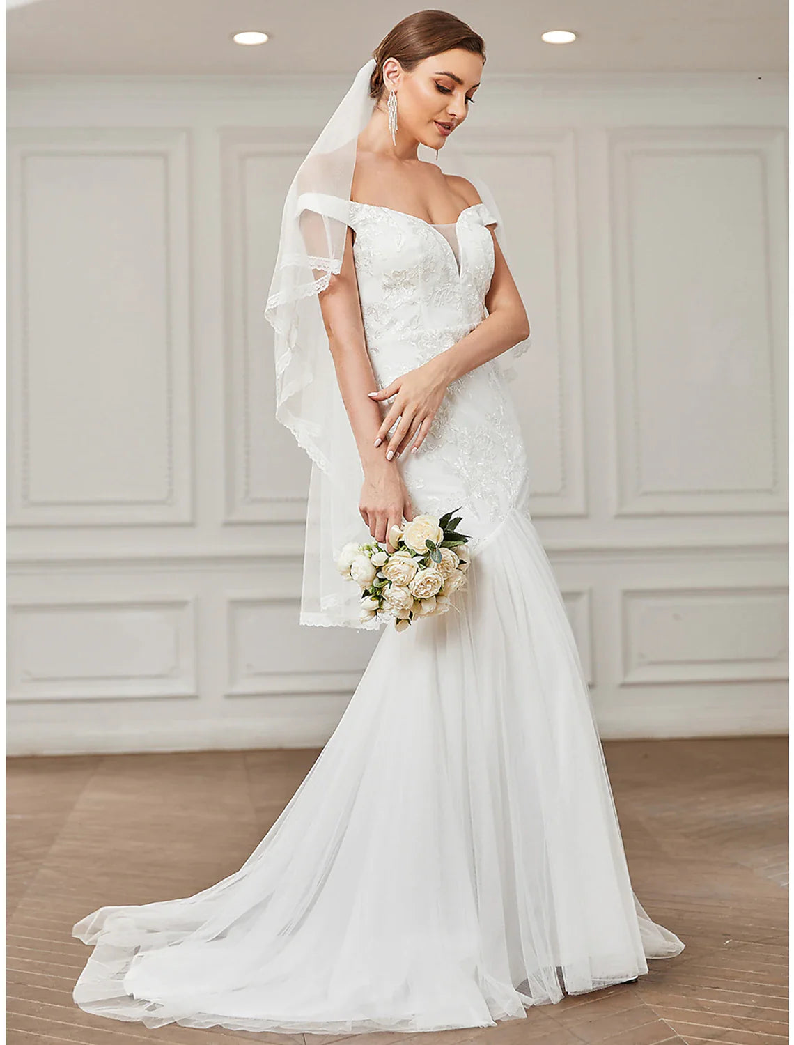 A-Line Off Shoulder Cap Sleeve Sweep / Brush Train Lace Bridal Gowns With Lace Appliques Wedding Dresses