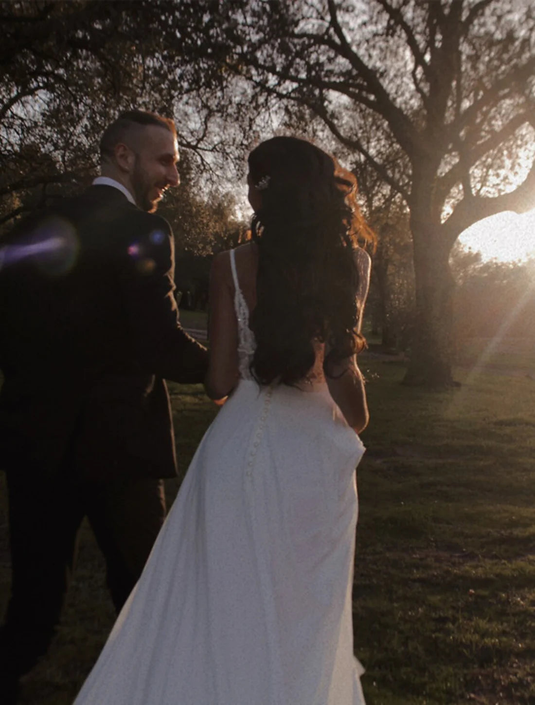 Charming Beach Open Back Boho Wedding Dresses A-Line Camisole V Neck Spaghetti Strap Chapel Train Chiffon Bridal Gowns With Appliques Solid Color