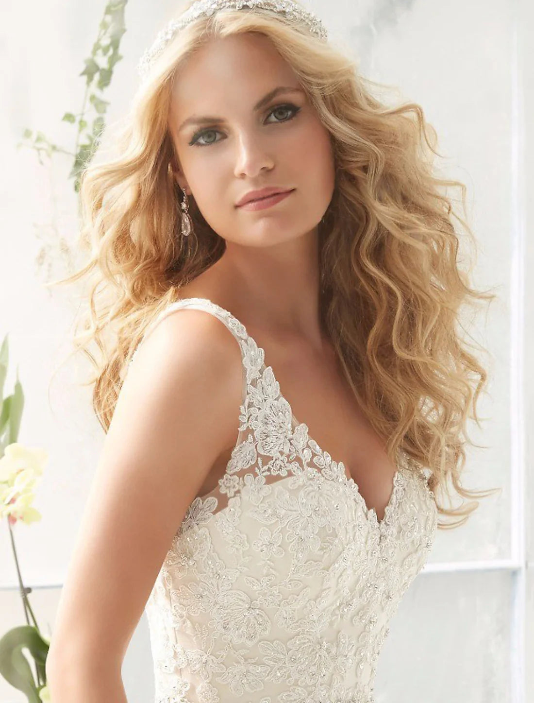 Charming Engagement Open Back Sexy Formal Wedding Dresses A-Line V Neck Sleeveless Court Train Lace Bridal Gowns