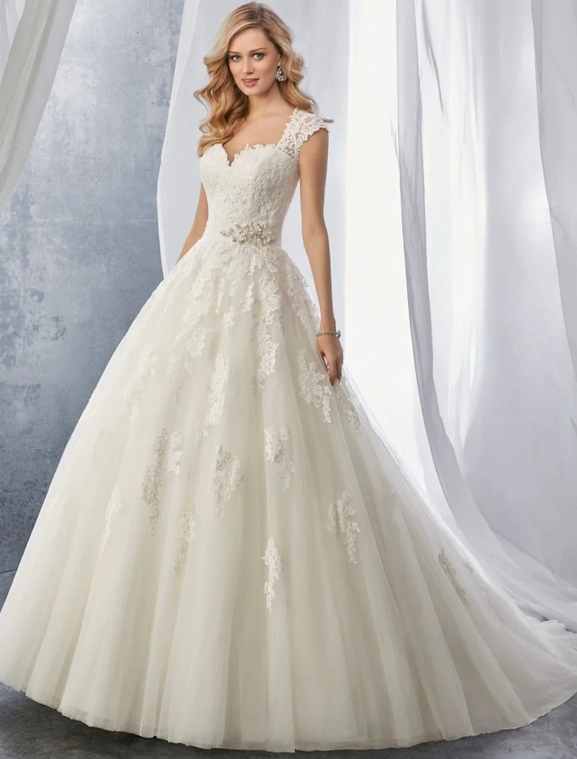 Engagement Formal Wedding Dresses Ball Gown Sweetheart Cap Sleeve Court Train Lace Bridal Gowns With Appliques