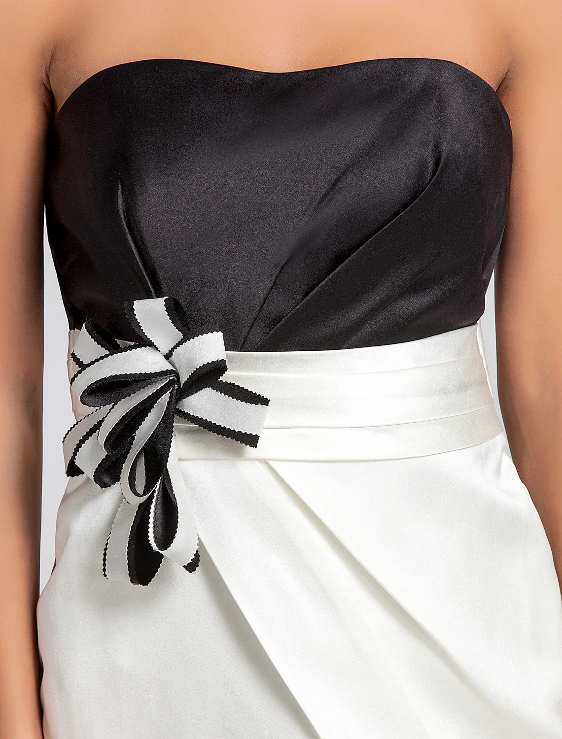 Sheath / Column Strapless Knee Length Satin Bridesmaid Dress Backless with Ruched